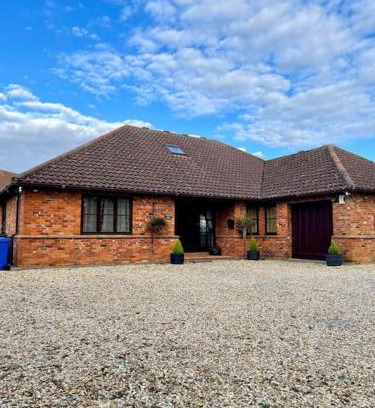 Bedford House | Outstanding 6 Bedroom House Cotton End, Bedford