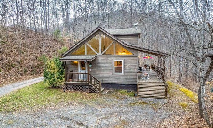 Sylva House | Outstanding mountain home with firepit, fast WiFi, furnished deck, views & grill