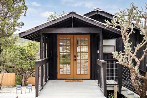Leander House | Outstanding Modern Cabin with Spectacular Outdoor and Indoor Areas in Texas
