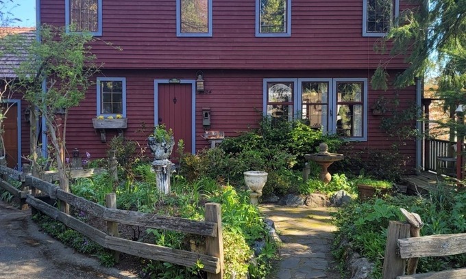 Saanich East House | Outstanding Victoria location in beautiful Cadboro Bay