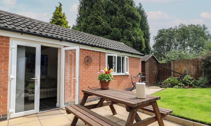 Shepshed Cottage | OUZI'S PLACE, pet friendly, with a garden in Shepshed