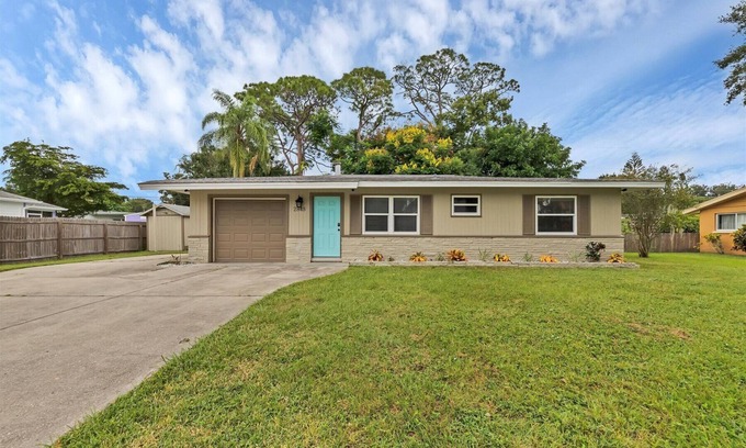 Ridge Wood Heights House | “Over the Rainbow!” Vacation Rental Relaxing retreat 5 miles from everything!
