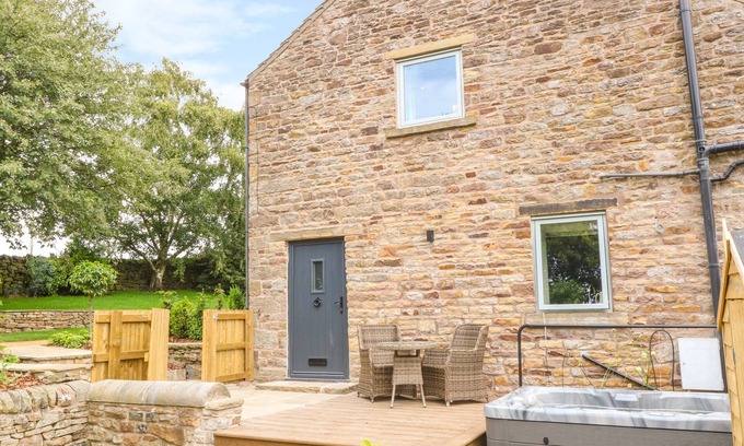 Little Hayfield Cottage | OVERLEA BARN, romantic, luxury holiday cottage in Hayfield
