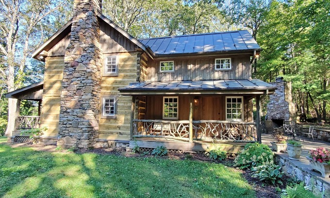 Bent Mountain Cabin | Overlook Cabin Atop the Blue Ridge Mountains