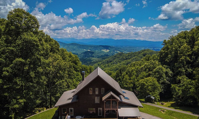 Marshall House | Overlook Mountain Retreat | Million Dollar Views, Fire Pit and Hot Tub!