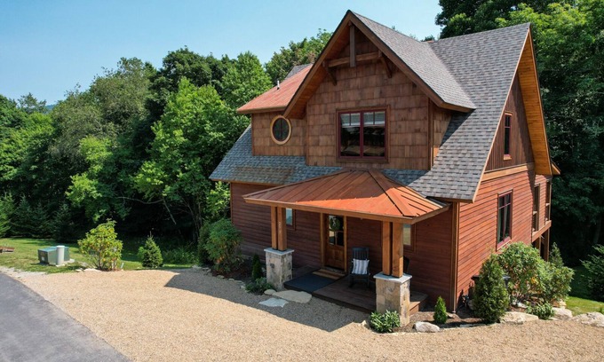 Elk Park House | Overlook Nook at Eagles Nest - Custom home with hot tub and short walk to Eagles Nest Winery!