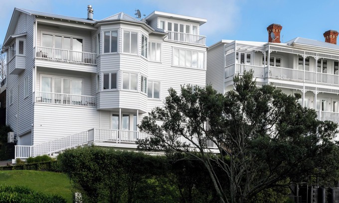 St. Mary's Bay Apartment | Overlooking beautiful terraces with spacious grounds, offering a welcome retreat. The Villa Apartment is a stunning private home with breathtaking views over Westhaven Marina and the Auckland City skyline.