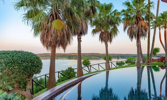 Ponte de Sor House | Overlooking Montargil Dam! Garden View, Free Parking, Outdoor Swimming Pool!