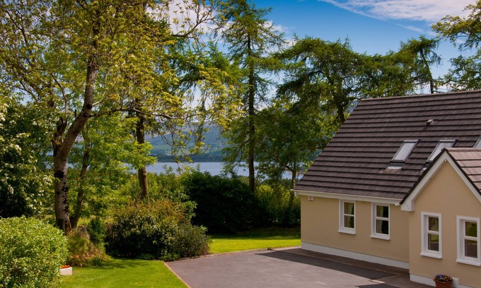 Hollywood House | Overlooking Stunning lake and mountain views