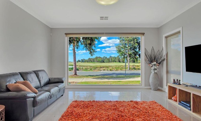 Yarrawonga House | Overlooking the Black Bull Golf Course