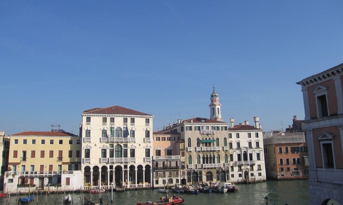 San Polo Apartment | Overlooking the Grand Canal, a small loft on two levels