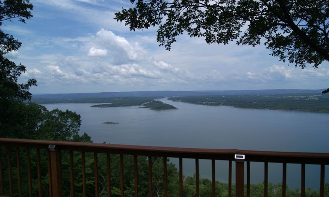 Quitman House | Overlooks Greer's Ferry Lake, 40,500 acres of clean, river-fed, deep water.