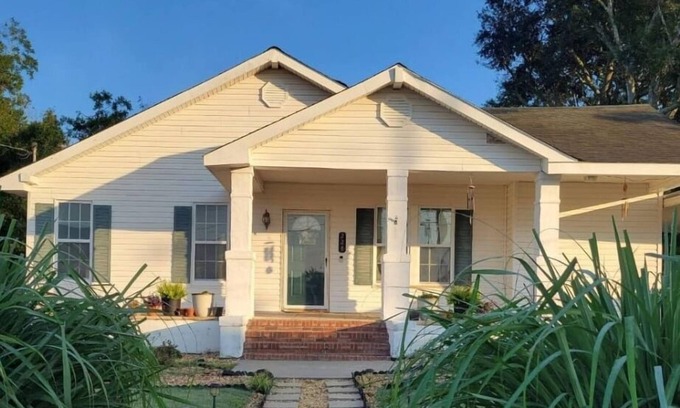 Swainsboro House | Oversized 1932 bungalow with updates. Only 2 hours from Tybee Island, Georgia