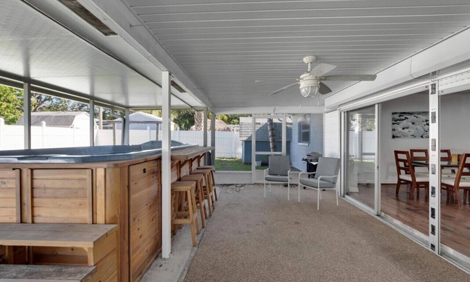 South Pinellas Community Council House | Oversized Hot Tub 6 min to Beach- Cozy Retreat