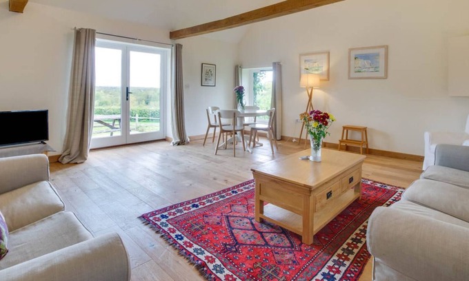 Sedlescombe House | Owl Barn in the beautiful Battle