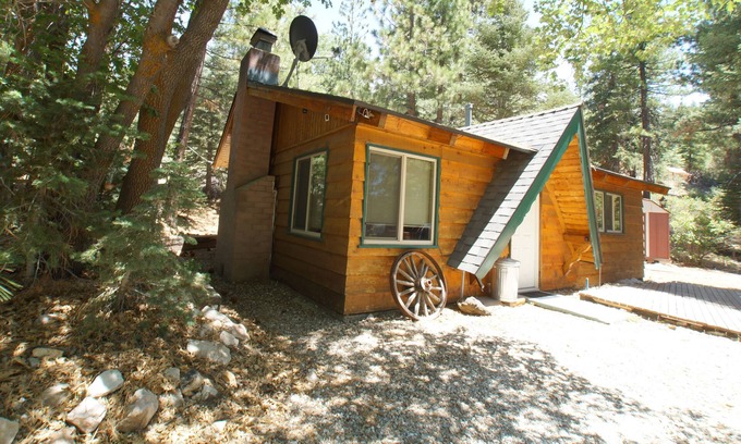 Fawnskin House | Owl Cabin - Sierra style cabin located on a quiet road in Fawnskin and backs up to National Forest!