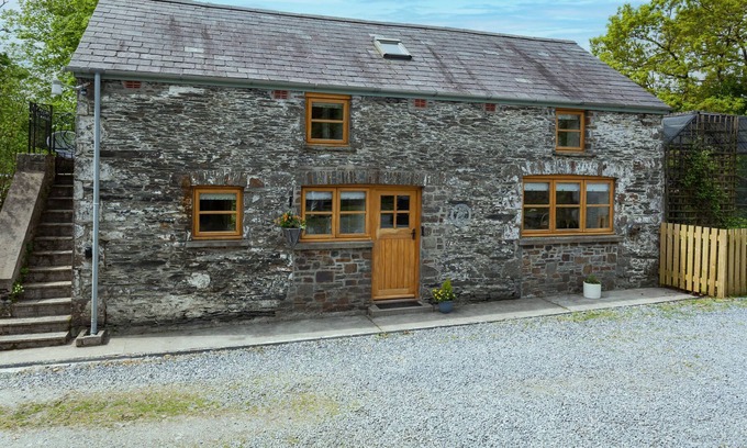 Caio Cottage | Owl Cottage is a charming Rural Retreat located on a Welsh Hillside close to the Brecon Beacons.