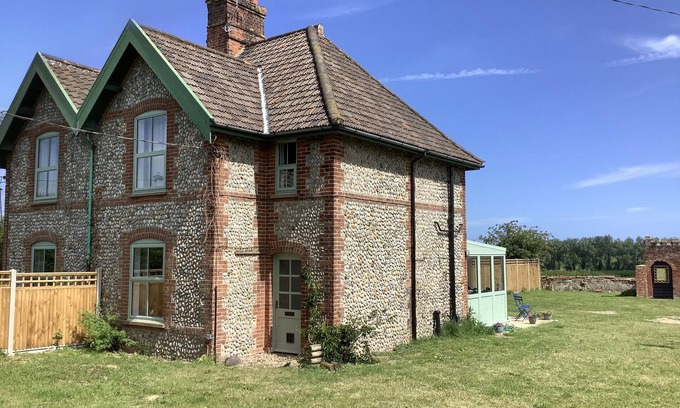 Southrepps Cottage | OWL COTTAGE, pet friendly, character holiday cottage in Southrepps