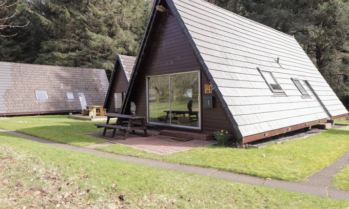 South Laggan Cottage | OWL LODGE, pet friendly, with a garden in Invergarry