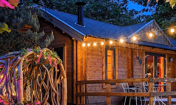 North Wheatley Apartment | Owl Lodge With Hot Tub and Massage Treatments