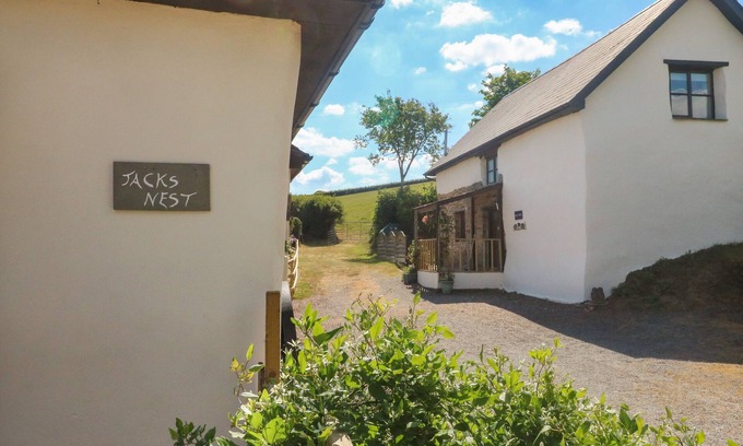 Ash Mill Cottage | OWL'S NEST, pet friendly, character holiday cottage in South Molton