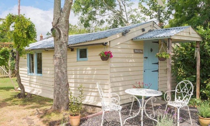 Ewhurst Green Cabin | Owl's Nest - Rural Retreat set in peaceful relaxing garden