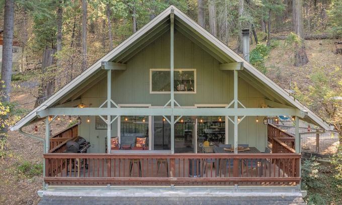 Altaville Cabin | Owl's Nest - Walking Distance to Lake, Hot Tub, Pet Friendly w/New AC
