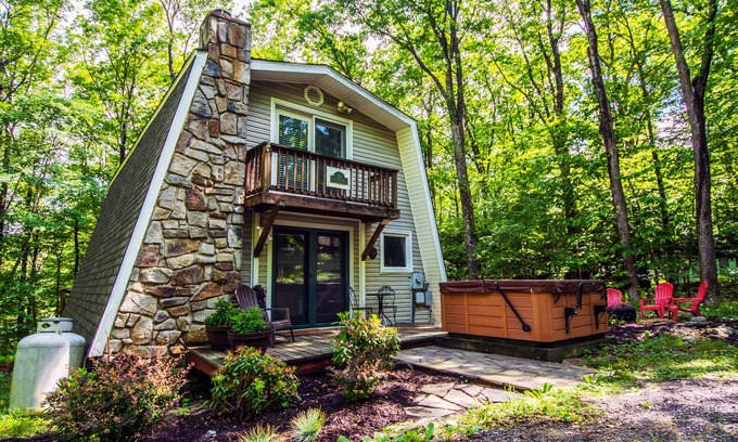 McHenry House | Owl's Retreat | Pet Friendly, Hot Tub, Lake!