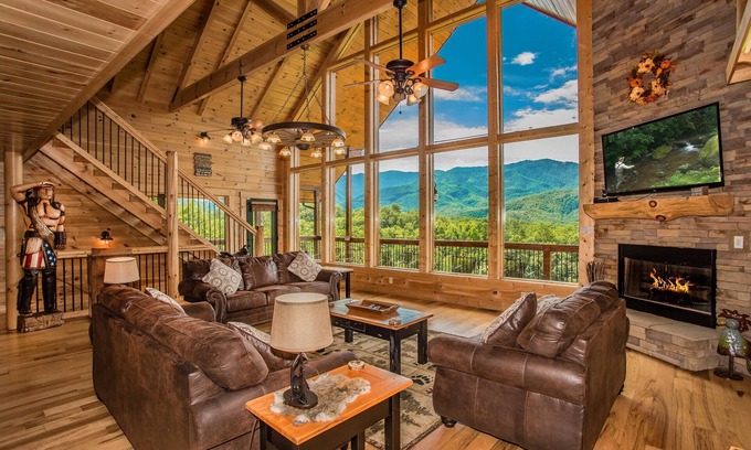 Gatlinburg - Pigeon Forge Cabin | Owner Managed | Cloud Dancer ☁️✨| 180° Mtn Views | Hot Tub | Theater 🎥🍿|Games!