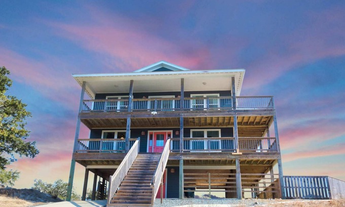 Monteray Shores House | OWNERS WEEKS OPEN⭐NEW HOT TUB⭐️Heated Pool, Linens, Wifi, Tennis Courts, Dogs