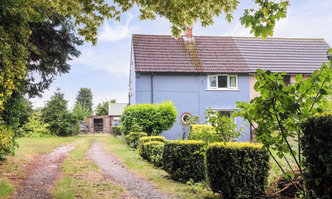Elmton Cottage | OXCROFT VIEW, pet friendly, with open fire in Bolsover