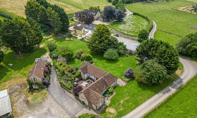 Chippenham Cottage | OXEN COTTAGE @ NABLES FARM, pet friendly in Upper Seagry