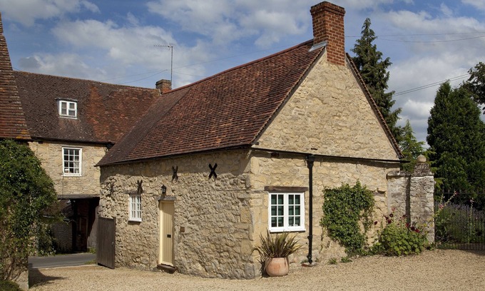 Wheatley Cottage | Oxford. C16th Cottage In Courtyard Setting. Garden. Parking. Free Wifi.