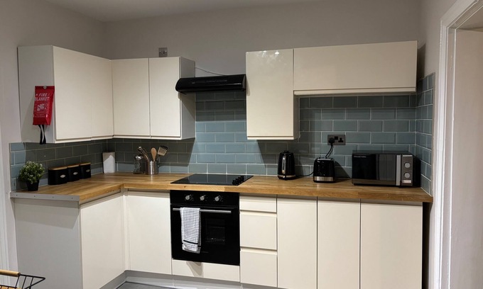 Cowley House | Oxford-House-Sleeps 7-Parking-Garden