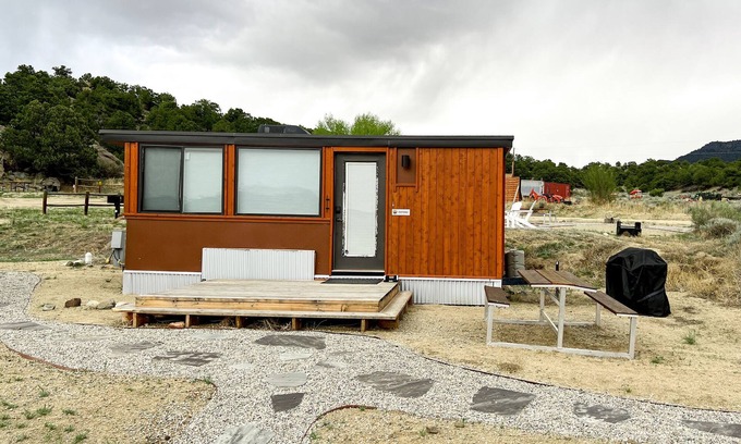 Buena Vista House | Oxford is a one-level 1-2 person Tiny Home with full bathroom, fridge, induction cooktop, microwave, AC/heat, dryer/washer combo, and beautiful mountain views!