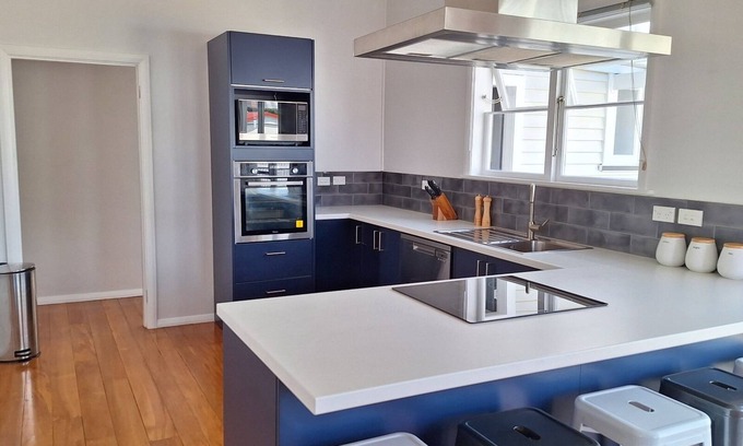 Martinborough House | Oxford Retreat (2 min walk to Square), Spacious house, short walk to the Square, sleeps 12