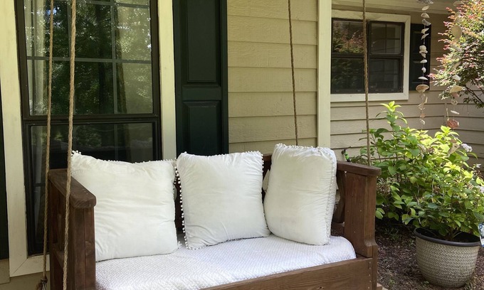 Oxford House | Oxford Weekend Rental 2.4 Mile to Stadium Cozy Quiet Home