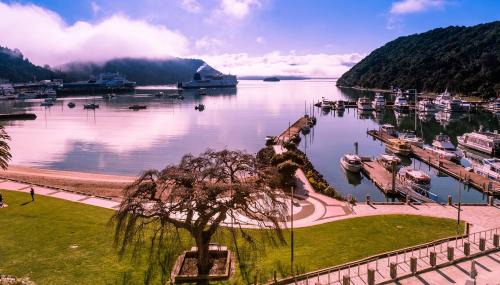 Picton Apartment | Oxleys 406 3 bedroom Waterfront Apartment