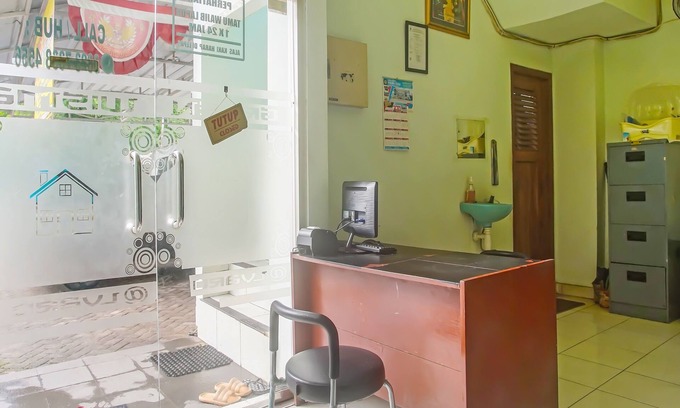 Metro Hotel | OYO 1804 Guest House Oema'h Opa