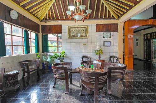 Nganjuk Hotel | OYO 1984 Hotel Istana Family Syariah