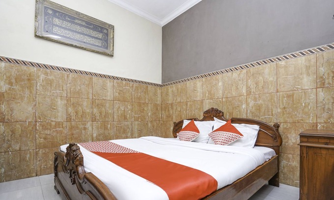 Pamekasan Hotel | OYO 2715 Hotel Madinah Syariah