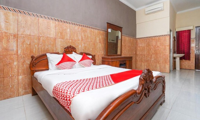 Pamekasan Hotel | OYO 2715 Hotel Madinah Syariah