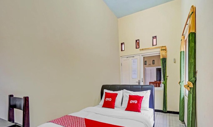 Kepanjen Hotel | OYO 3298 Bromo Guest House Family