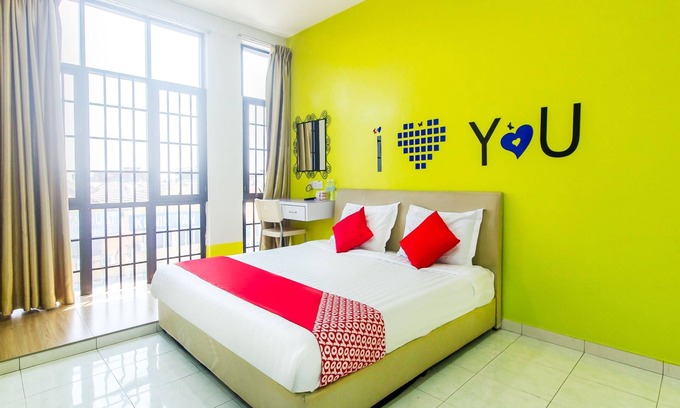 Sekinchan Hotel | OYO 880 Hotel Purple Town