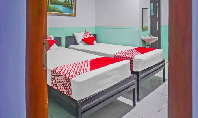 Makassar Hotel | OYO 90856 Wisma Favorite Makassar Near Benteng Rotterdam
