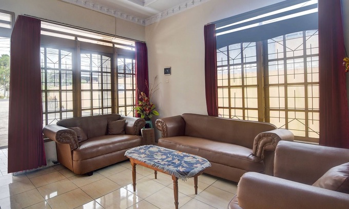 Tondano Hotel | OYO 92041 Hotel Borneo