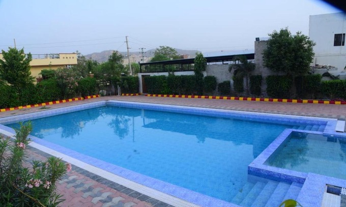 Kishangarh Hotel | OYO Chitvan Farm