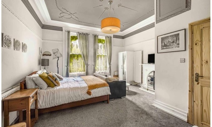 Trafford House | OYO Cornerstone Manor Hotel