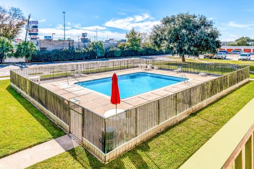 Clodine Hotel | OYO Hotel Houston Southwest I-69