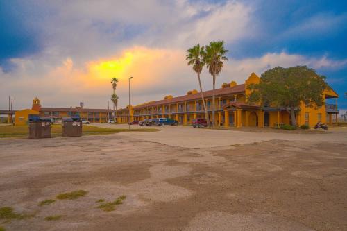 Kingsville Hotel | OYO Hotel Kingsville - Hwy 77